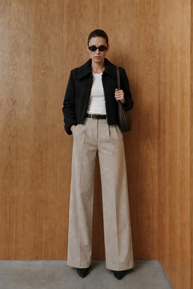 Black Plush Detailed Numuk Look Short Coat | F1856