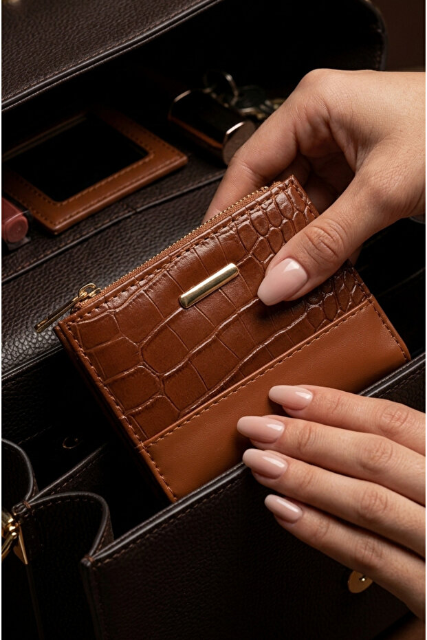 Women's Crocodile Patterned Small Wallet with Zipper Coin Compartment and Multi-Card Holder