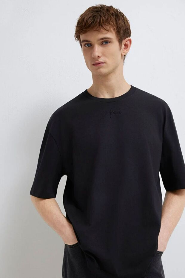 Embroidered Black Men's T-Shirt M0613130-900