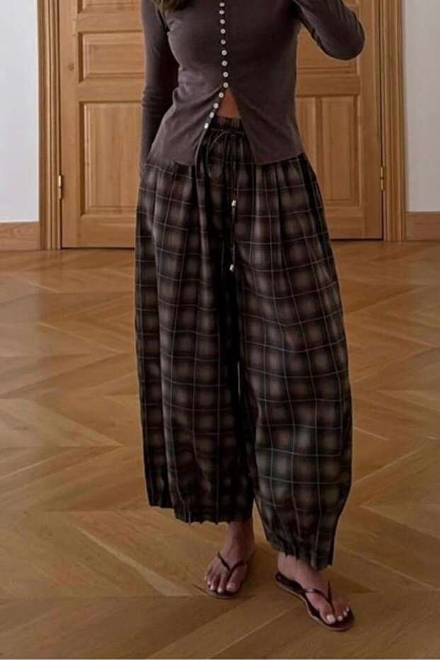 Brown Checked Pants with Pleated Details 51466