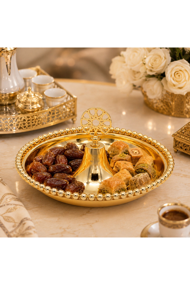 صحن تقديم فاخر ذهبي دائري بتصميم زخرفي أنيق – مقاس 26 × 5 سم – للتمر والحلويات والضيافة