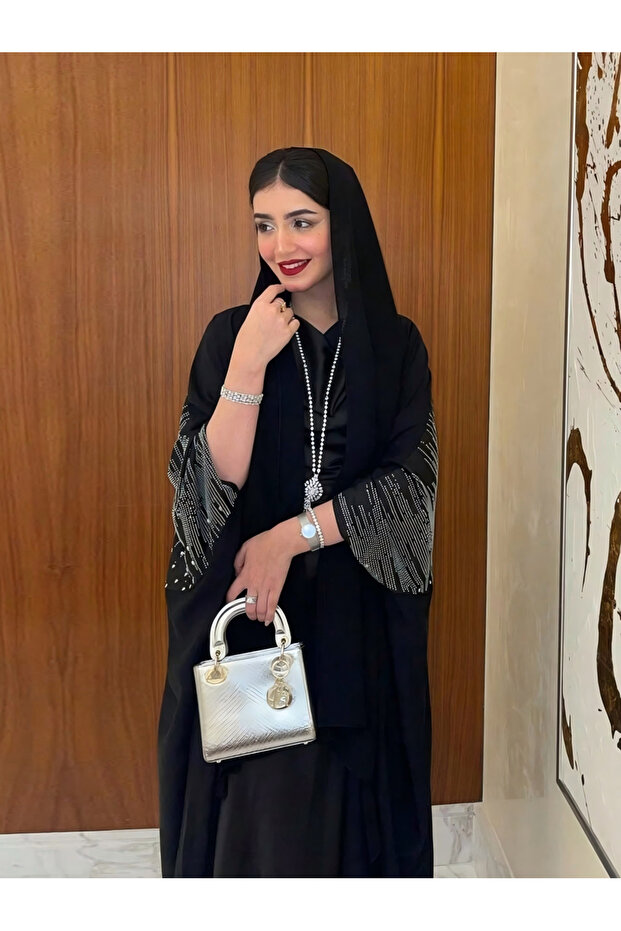 عباءة سوداء مزينة بأكمام طويلة