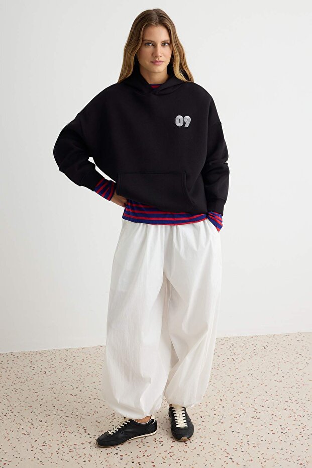Siyah Kalın Oversize/Geniş Kalıp Slogan Baskılı Kapüşonlu Örme Sweatshirt TWOAW27SW00032