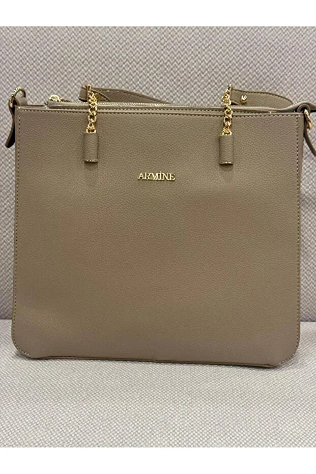 A Timeless and Versatile Handbag That Combines Everyday Chic and Elegance on the Go.