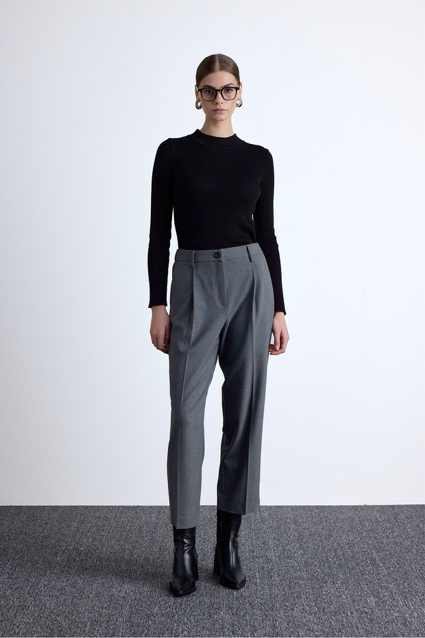 Classic cut pleated detail pants gray