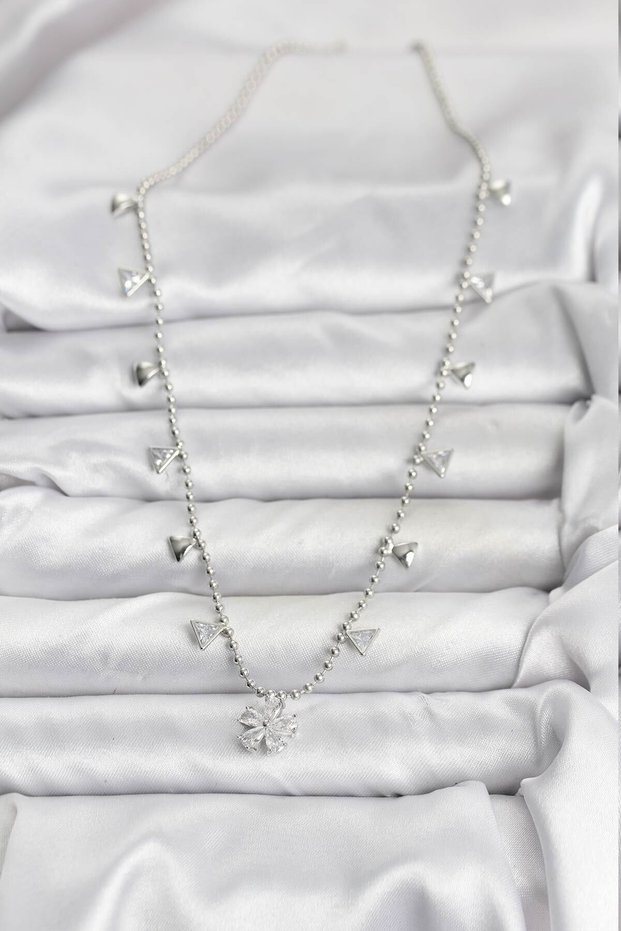Flower Women's Necklace with Silver Brass Zircon for Elegant Necks