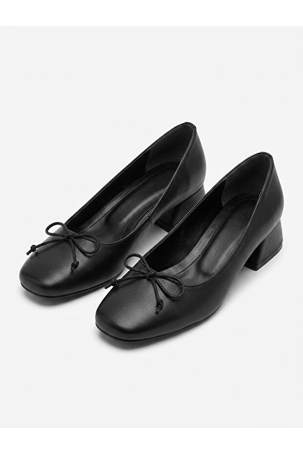 Short-Heeled Shoes with Bows