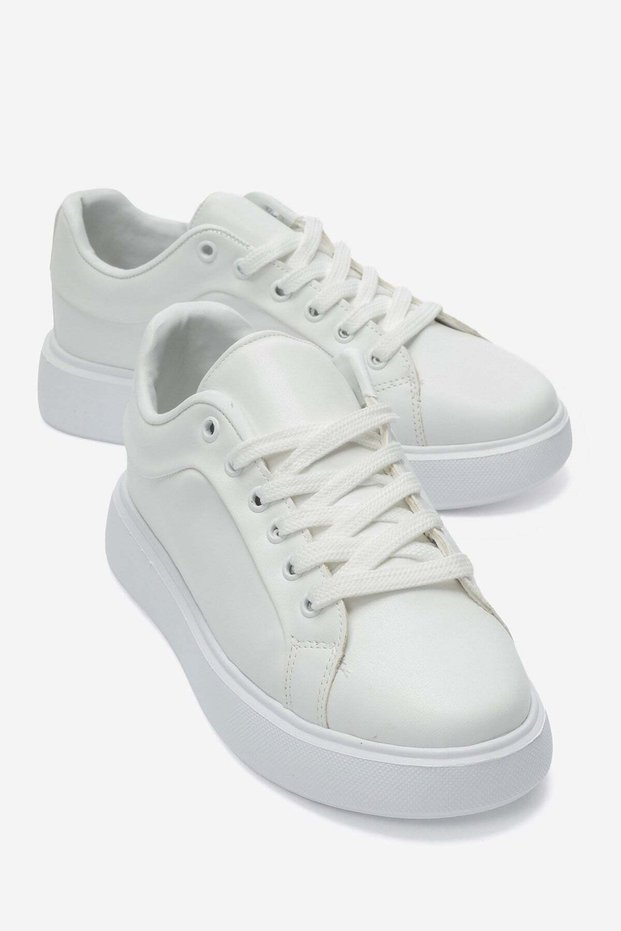Laced men's sports shoes white white