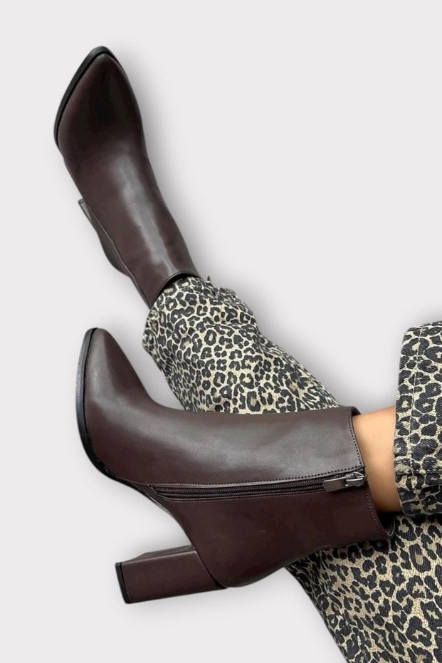 Chunky heel pointed toe zip-up women's boots - brown