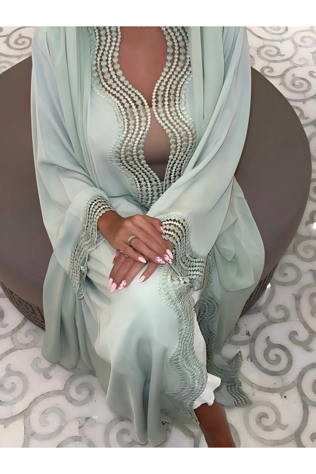 عباءة طويلة الأكمام مزينة باللون الأزرق الفيروزي
