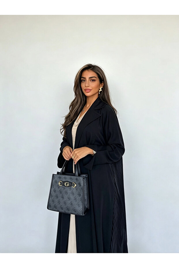 عباءة سوداء صلبة مع تفاصيل مطوية