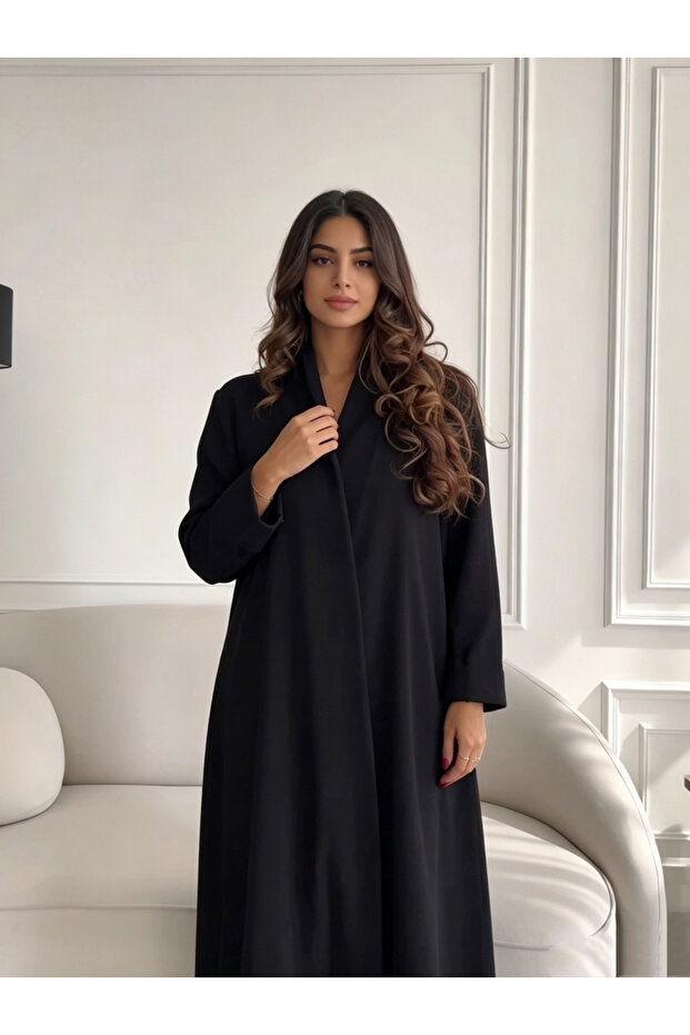 عباءة سوداء بطباعة زهور على الظهر