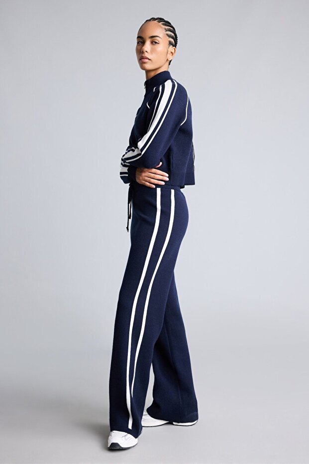 Standard Fit Wide Leg Elastic Waist Sweatpants H8533Ax26Au