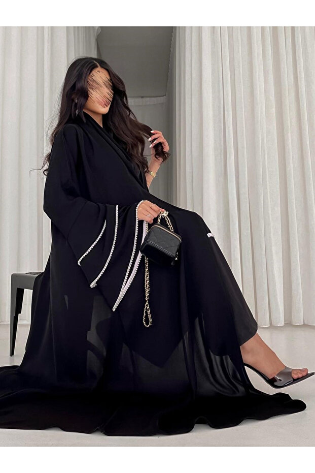 عباية نسائية بتصميم محتشم ومرقع، بقصة مريحة وحواف مموجة