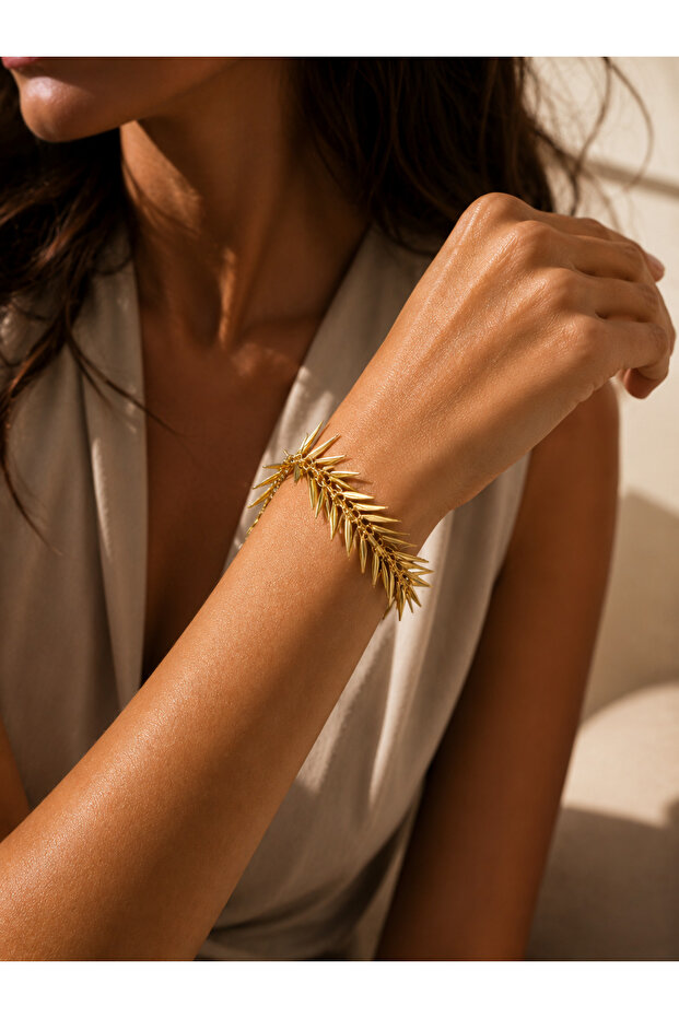 Stylish and Glamorous Bracelet with Gold Leaf Pattern – Adjustable Elegant Women's Bracelet 🌿 ✨