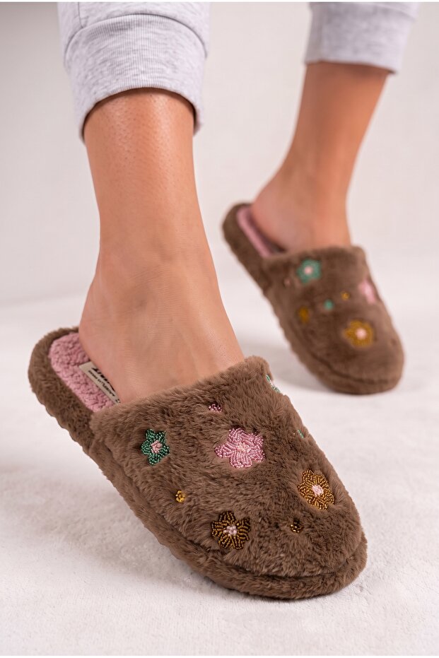 Women's Plush House Slippers Colorful Flower Embroidered Closed Toe Soft Sole Winter Comfortable Slippers Model