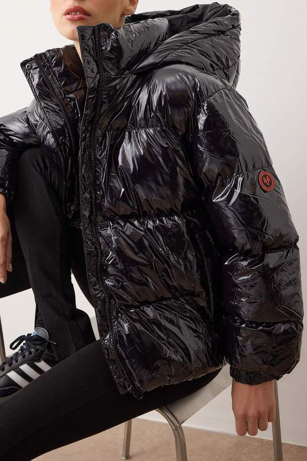 Siyah Oversize Kalıp Kapüşonlu Parlak Su İtici Şişme Mont TWOAW24MO00212