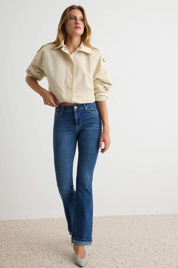 Premium Koyu Mavi Orta Esnek Düşük Bel İspanyol Paça Flare Jeans TWOAW27JE00204