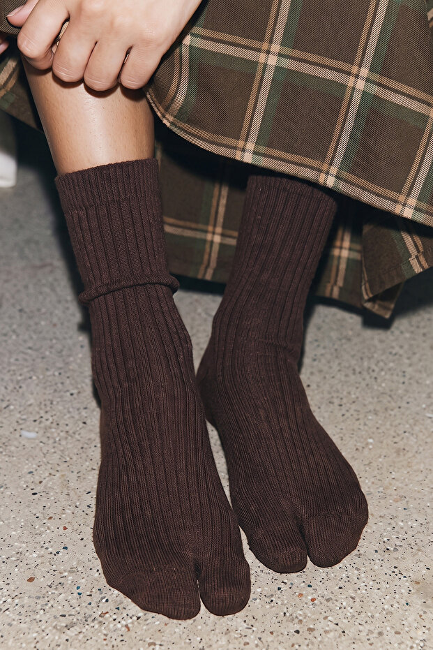 Socks 2501 - Bitter Brown Women's Socks Above the Ankle, Flip-Flop Style