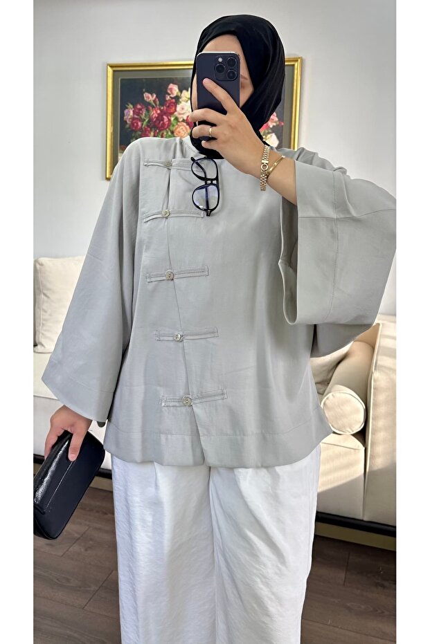 قميص بأزرار وأكمام واسعة