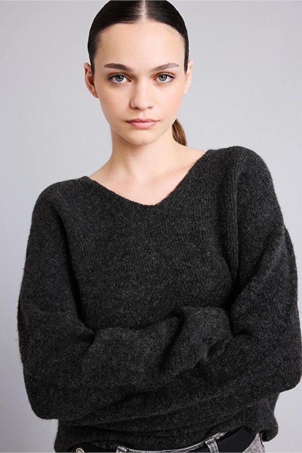 V-Neck Seamless Basic Sweater (26 Wn)