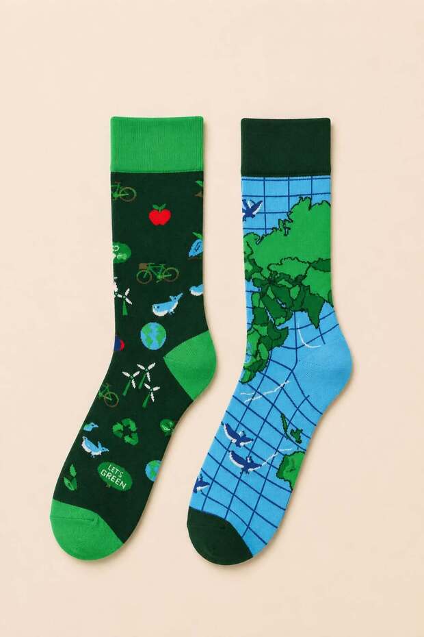 جوارب منقوشة للجنسين بتصميم العالم والطبيعة - أخضر أزرق غير متماثل 🌍 🧦 💚
