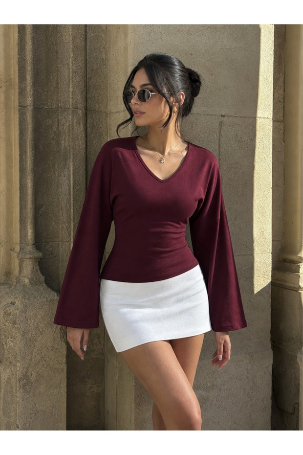 بلوزة نسائية أساسية ذات أكمام إسبانية وياقة على شكل حرف V باللون العنابي