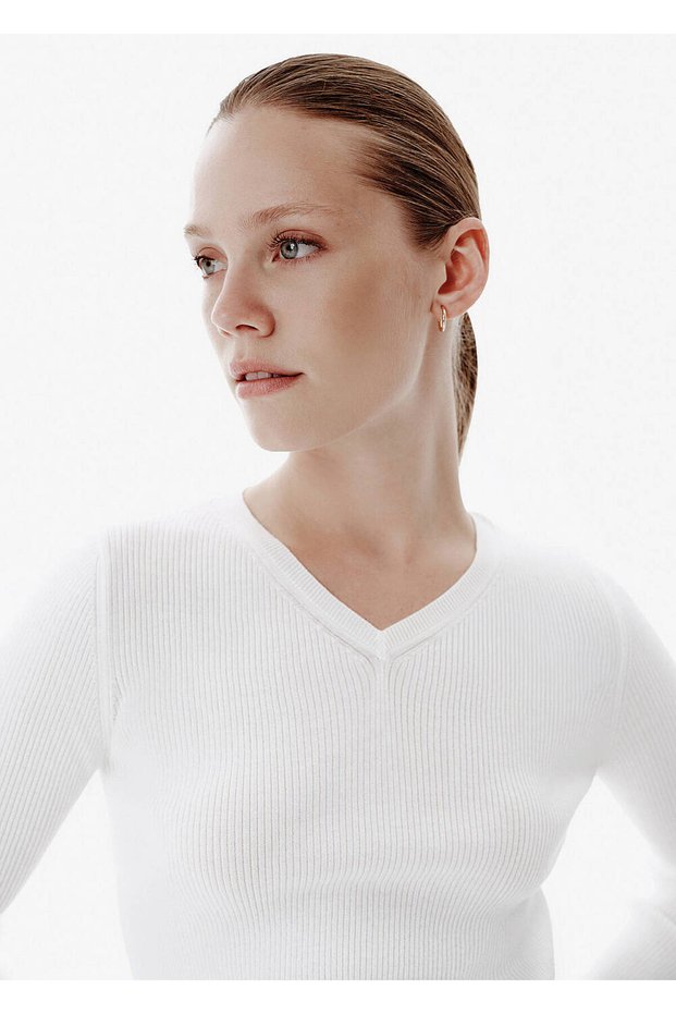 Fine Knit V-Neck Ecru Rip Knitwear