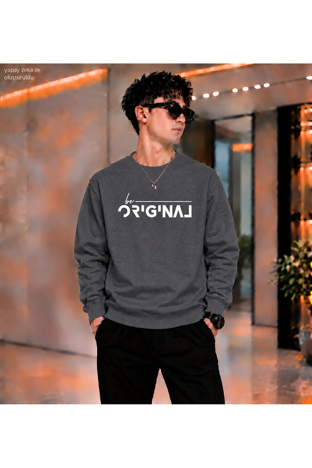 سويت شيرت رجالي من Be Original مطبوع عليه نصوص بخطيّة مميزة وياقة دائرية وقصة عادية للاستخدام اليومي