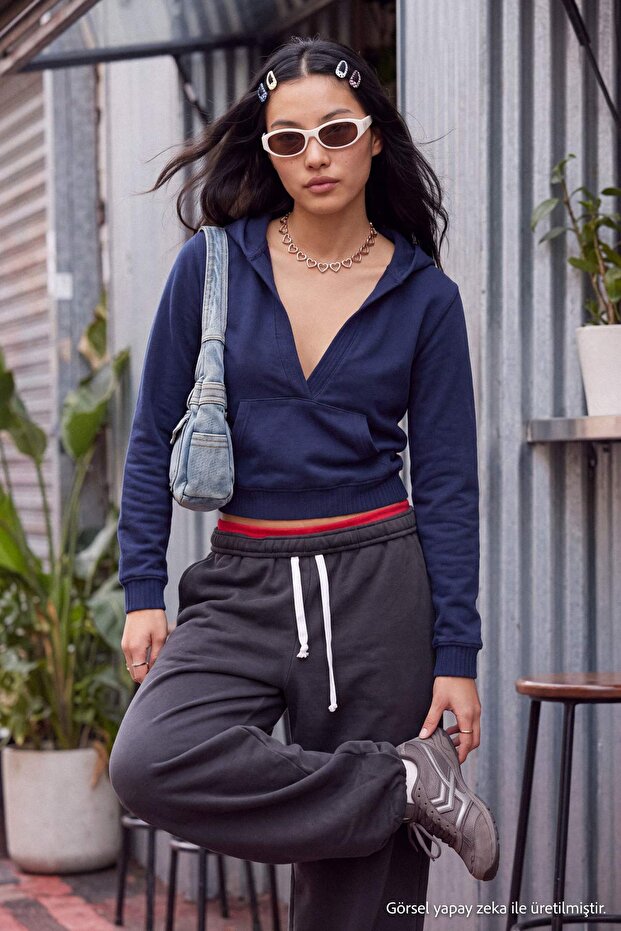 Lacivert Kalın İçi Polarlı Kapüşonlu V Yaka Regular Kalıp Örme Sweatshirt TWOAW27SW00063