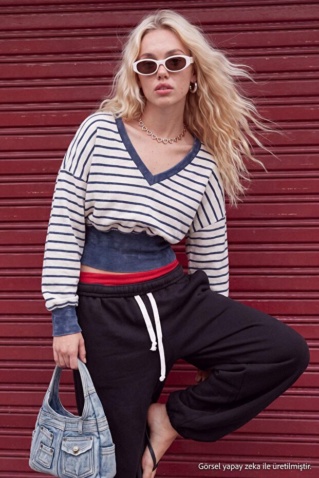 Lacivert-Ekru Çizgili Yıkama/Soluk Efektli Oversize Kalıp Bele Oturan Örme Sweatshirt TWOAW27SW00060