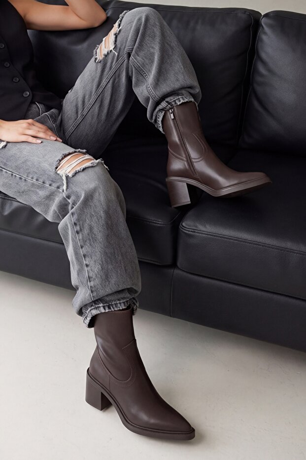Women's Stitched Detailed Side Zipper Heeled Boots Fortap Brown