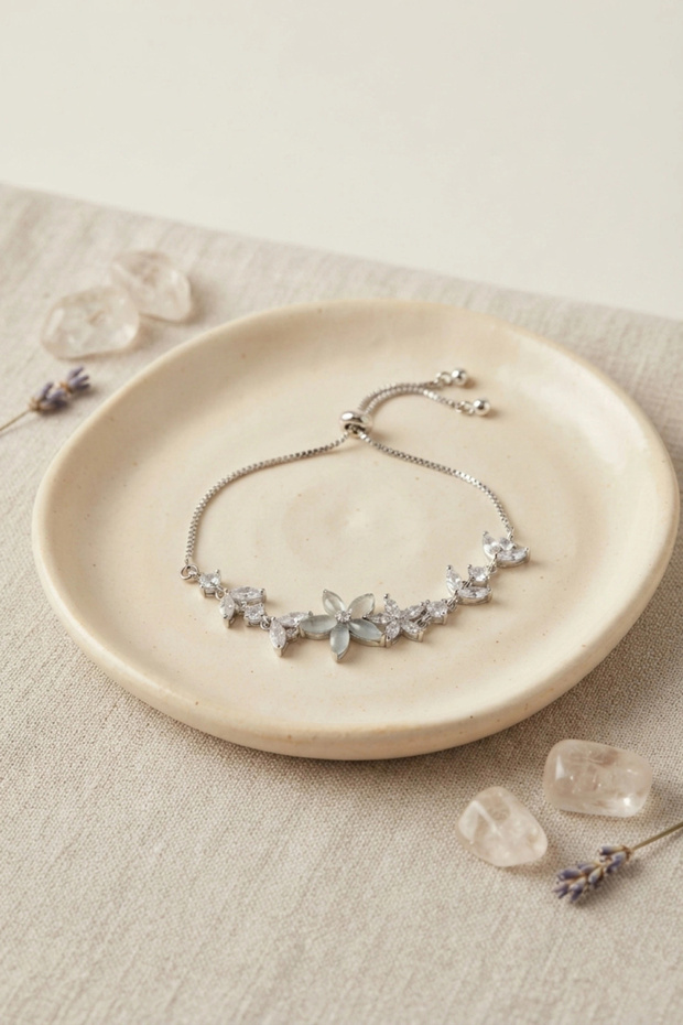 Silver Color Zircon Stone Brass Pearlescent Flower Model Elevator Bracelet Tj-Bb8835