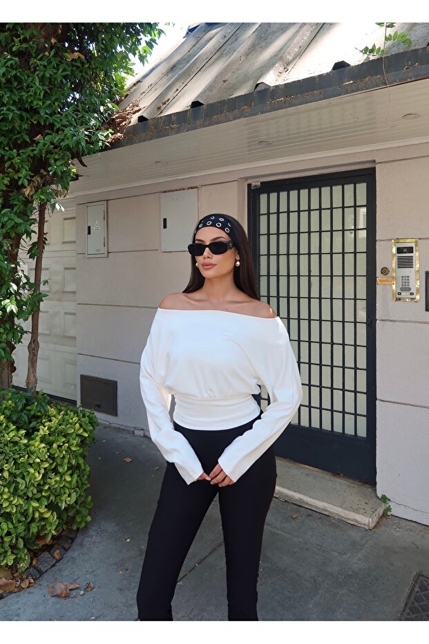 Women's Madonna Collar Waist-Fitted Gathered Long Sleeve Blouse
