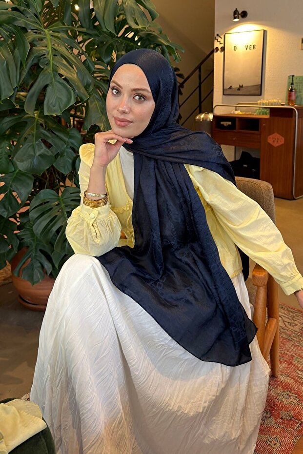 شال من قماش الجاكار بنمط السلسلة من أيروبين باللون الأزرق الداكن