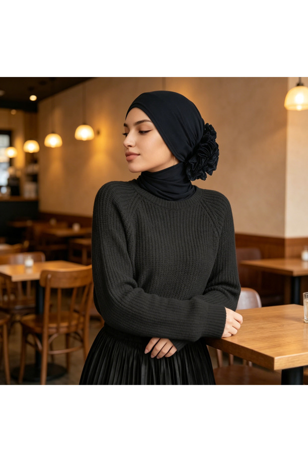 حجاب أسود مع تفاصيل زهرية مرنة