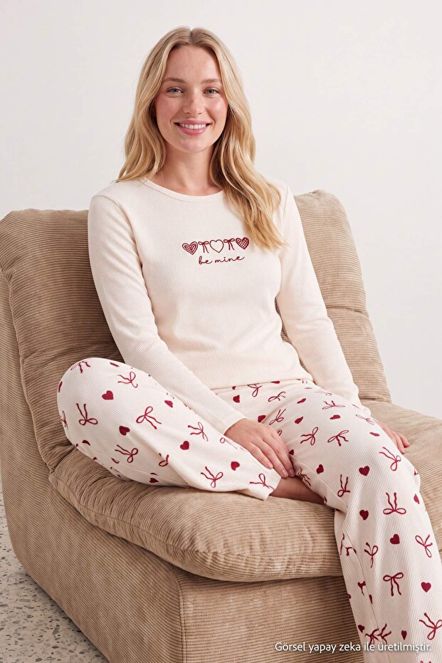 Ekru Kalp ve Kurdele Desenli Yumuşak Tuşeli Kışlık Waffle Örme Pijama Takımı THMAW27PT00226