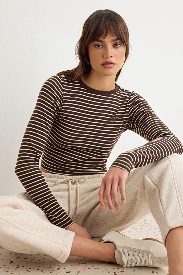 Kahverengi Çizgili Viskoz Yumuşak Kumaşlı Fitted Crop Esnek Örme Bluz TWOAW24BZ00048