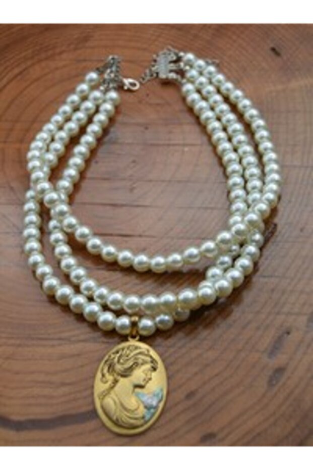 Special Design Cameo Choker - White -