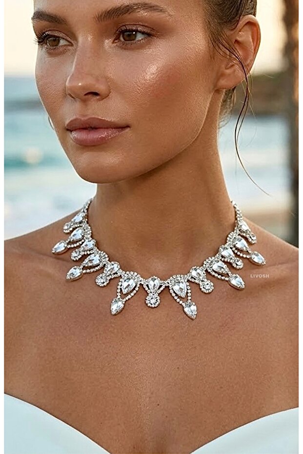Choker Necklace with a Gemstone-Like Shine