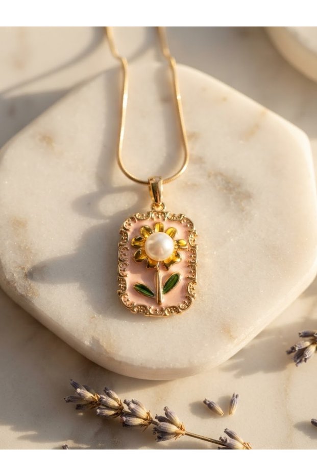 Vintage Design Pearl and Flower Detailed Gold Steel Necklace