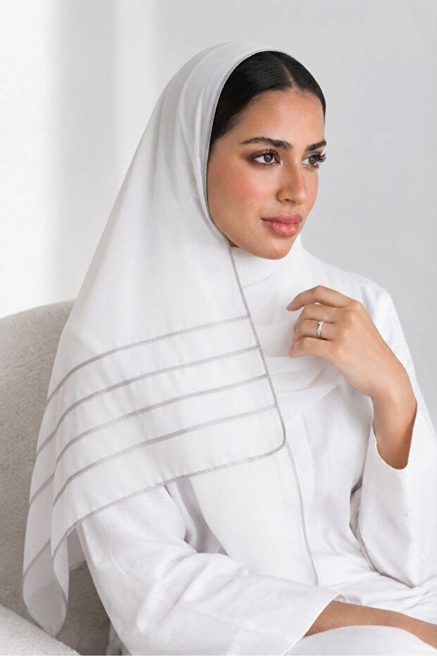 طرحه بوال ابيض قماش ياباني طبقتين تحديد فضي علي الطرفين لاستخدام اليومي 190*60