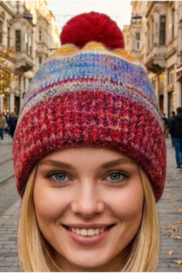 قبعة شتوية نسائية من التريكو المحبوك بنمط إبرولي مع بوم بوم