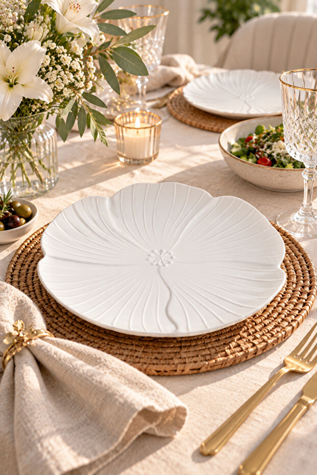 Porcelain Cake Plate 20 cm – Flower-Shaped Stylish Presentation and Dessert Plate