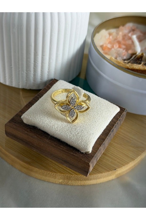 Elegant Flower-Detail Gold Women's Steel Ring