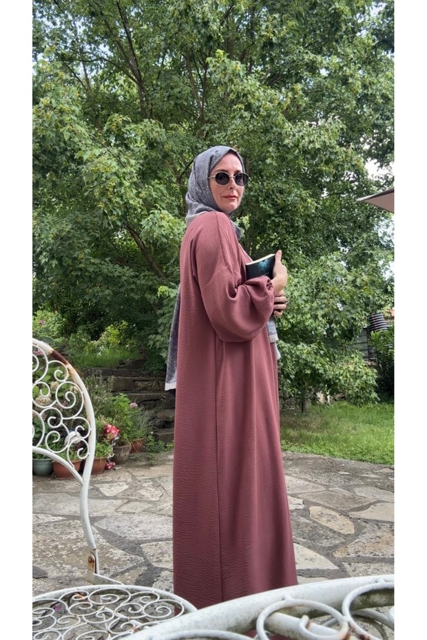 فستان بأكمام مطاطية