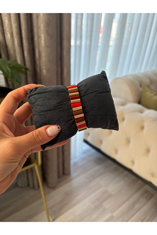 سوار مطاطي أحمر فاخر بتفاصيل مميزة