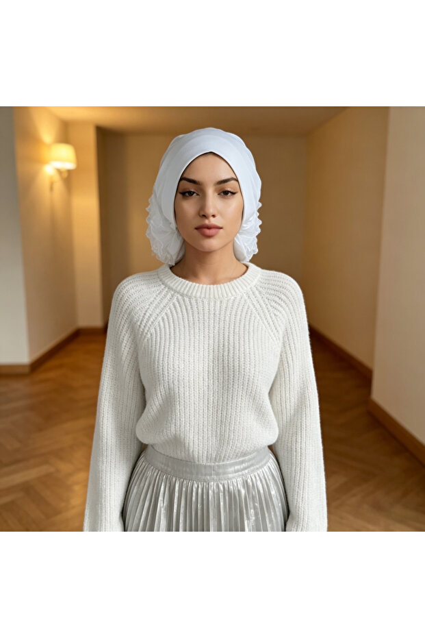حجاب أبيض مع تفاصيل زهرية مرنة
