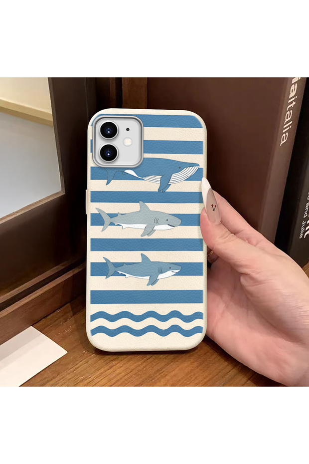 حافظة من السيليكون ذات ملمس جلدي أبيض متوافقة مع هاتف iPhone 12/12 Pro، تحمي الكاميرا وتمتص الصدمات، وتحتوي على نمط حيوانات بحرية.