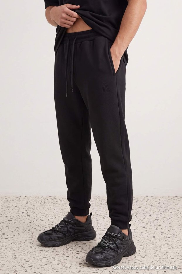 Siyah Regular/Normal Kesim Harf Nakışlı Jogger Eşofman Altı TMNAW24EA00014